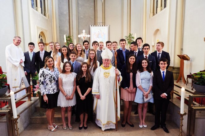 The newly confirmed with Archbishop Hollerich (photo: STUDION)